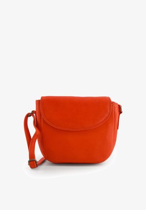 Pomarańczowa skórzana torba na ramię o zaokrąglonym kształcie, z zapięciem na klapkę i cienkim, regulowanym paskiem. Gładka faktura z delikatnymi detalami w szwie.