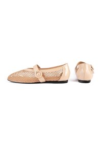 Ballerines beiges avec un design en maille ; détails en cuir verni brillant ; bout rond ; bride à la cheville avec bouton ; petit talon.