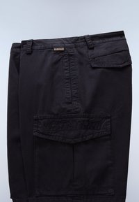 Schwarze Cargo-Shorts aus Baumwolle mit einem aufgestickten Logo auf der Gesäßtasche, ausgestattet mit mehreren Taschen und einem flachen Frontdesign.