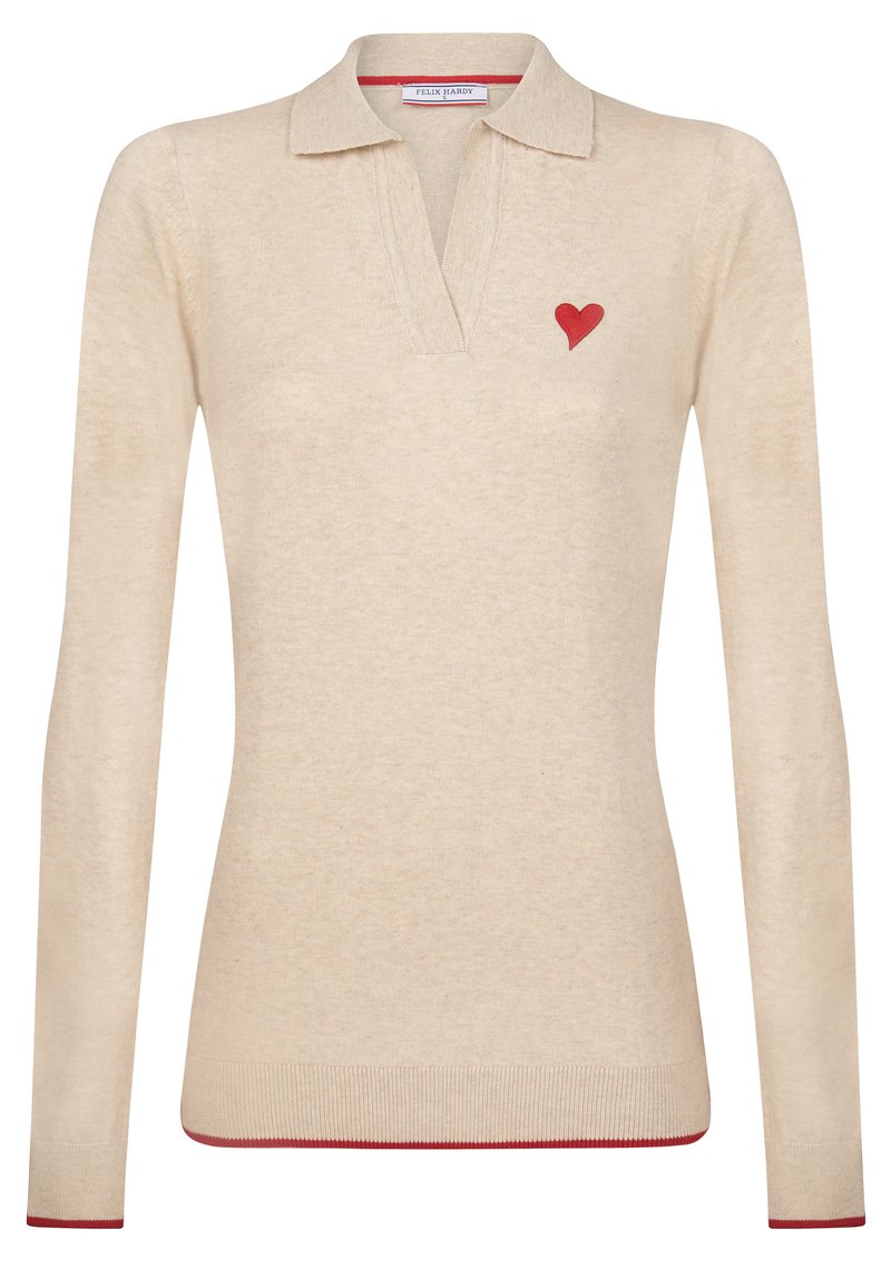 Beiger Pullover mit Kragen, ausgestattet mit einem roten Herzsymbol auf der linken Brust und roten Akzenten am Saum und an den Bündchen.