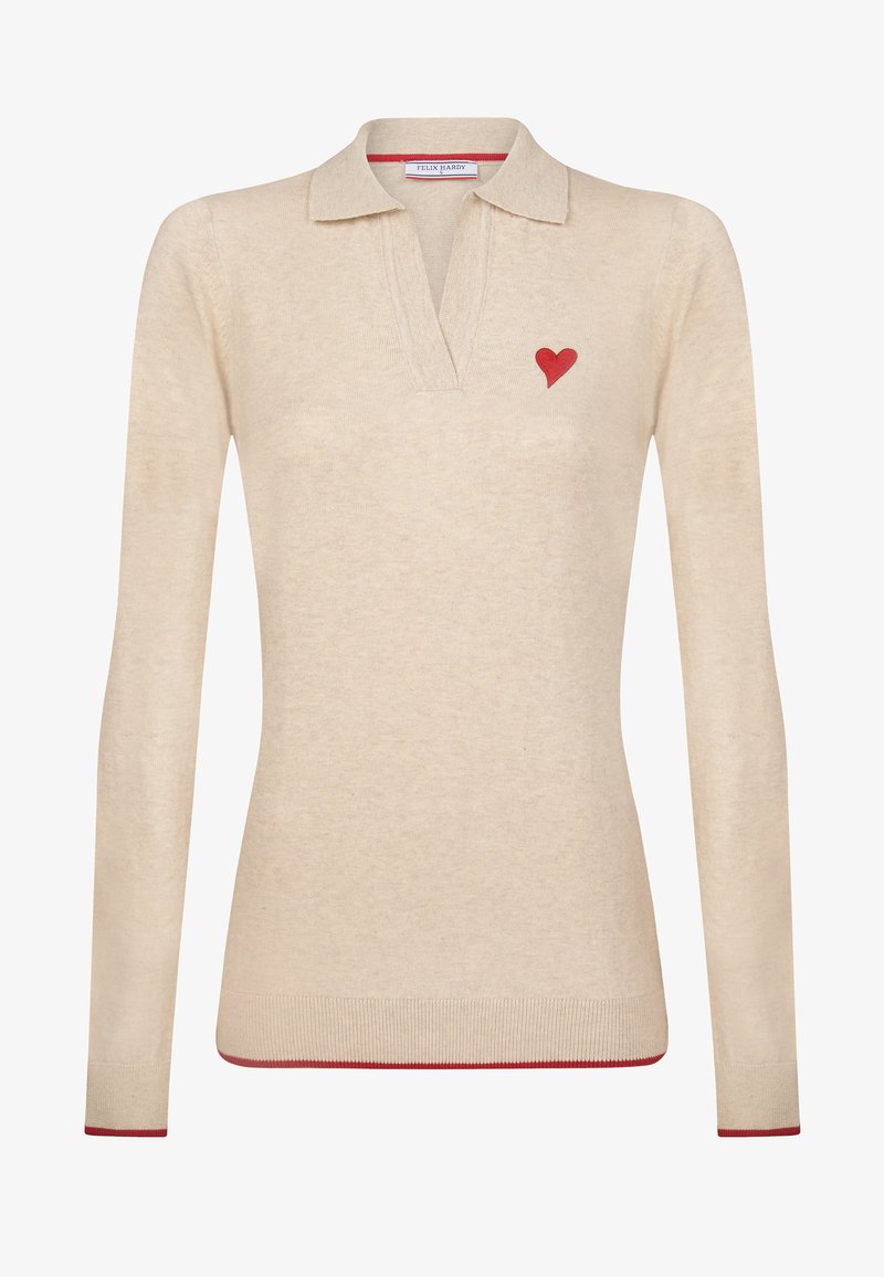 Beiger Pullover mit Kragen, ausgestattet mit einem roten Herzsymbol auf der linken Brust und roten Akzenten am Saum und an den Bündchen.