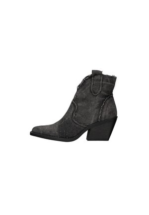 Stivaletto in denim nero con punta affilata, tacco impilato, bordi sfilacciati e cuciture decorative lungo i lati.