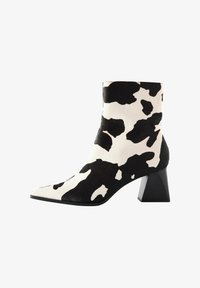 Valittu, animal cow print leather