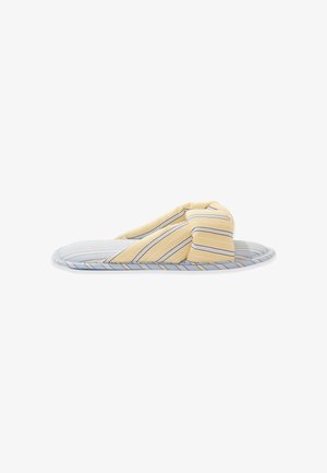 Zapatilla de tela a rayas en tonos azul, amarillo y blanco con suela acolchada suave, mostrada de perfil sobre fondo blanco.