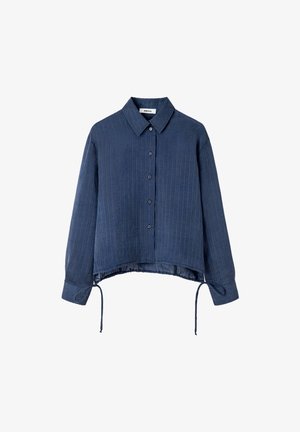 Marineblauwe blouse met lange mouwen en een streepjespatroon, kraag, knopen aan de voorkant en een verstelbare trekkoord onderkant. Zacht materiaal, relaxed fit.