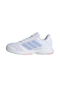 Zapatilla deportiva blanca con una parte superior de malla, detalles en azul claro y suela rosa. Presenta tres rayas diagonales y un diseño de cordones.