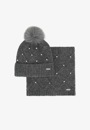 Grijze gebreide muts met geribbelde boord, met een nepbont pompon en verspreide strasstenen, gecombineerd met een bijpassende geribbelde sjaal.