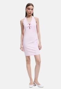 Tailliertes Halterkleid aus leichtem rosa Stoff, mit einem Schlüsselloch-Detail und zwei Schleifen vorne sowie einer glatten Textur.