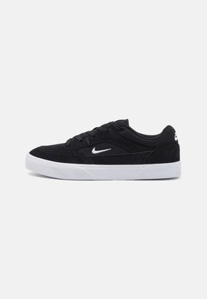 Czarny niski sneaker Nike z białą podeszwą i białym logo Nike na boku i pięcie, widziany z zewnętrznej strony.