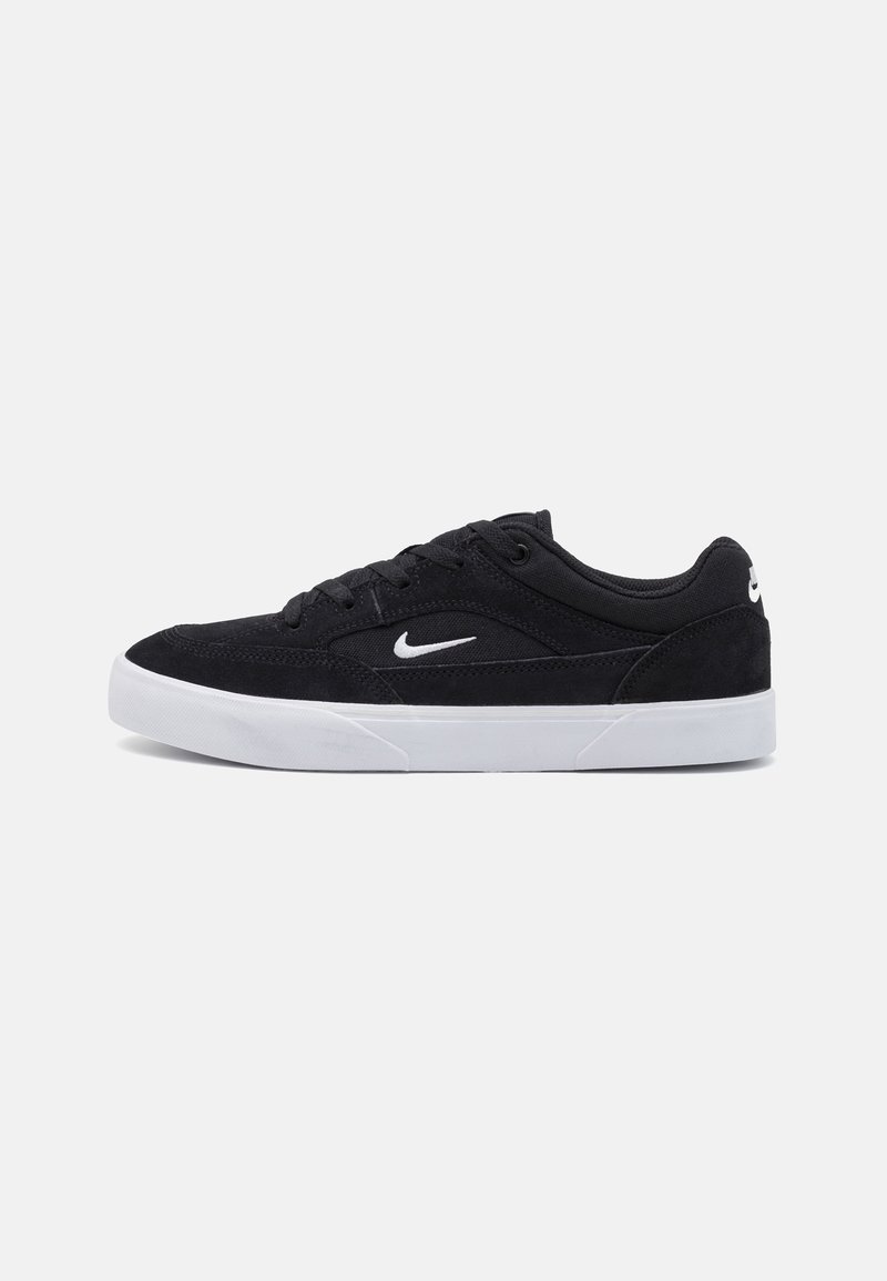 Baskets basses Nike noires avec semelle blanche et logo Nike swoosh blanc sur le côté et le talon, vues de l'extérieur.
