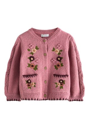 Vaaleanpunainen neulottu neuletakki, jossa on ruskeat napit, kukka-ompeleita edessä ja taskuissa sekä kuviollinen neulosyksityiskohta hihoissa ja helmassa.