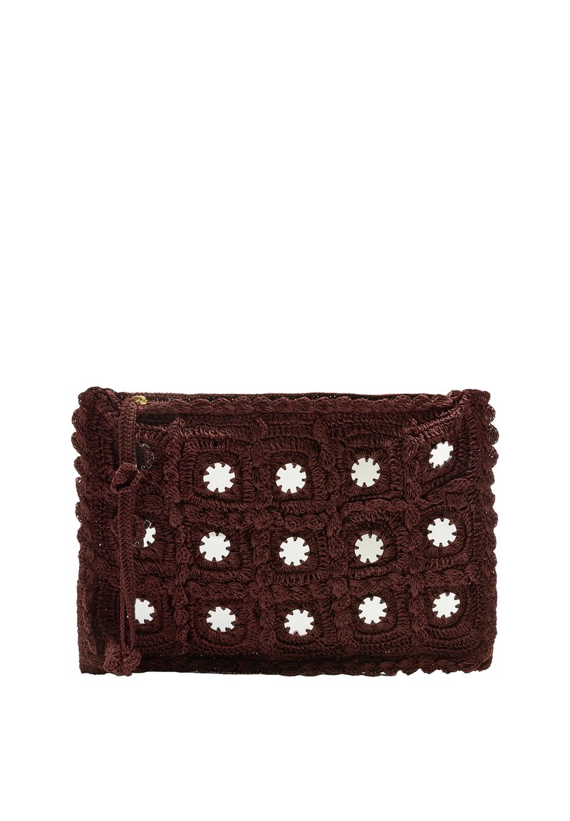 Burgundowa szydełkowa torba z kwadratowymi wzorami i okrągłymi wycięciami. Posiada zamek błyskawiczny i teksturowane wykończenie.