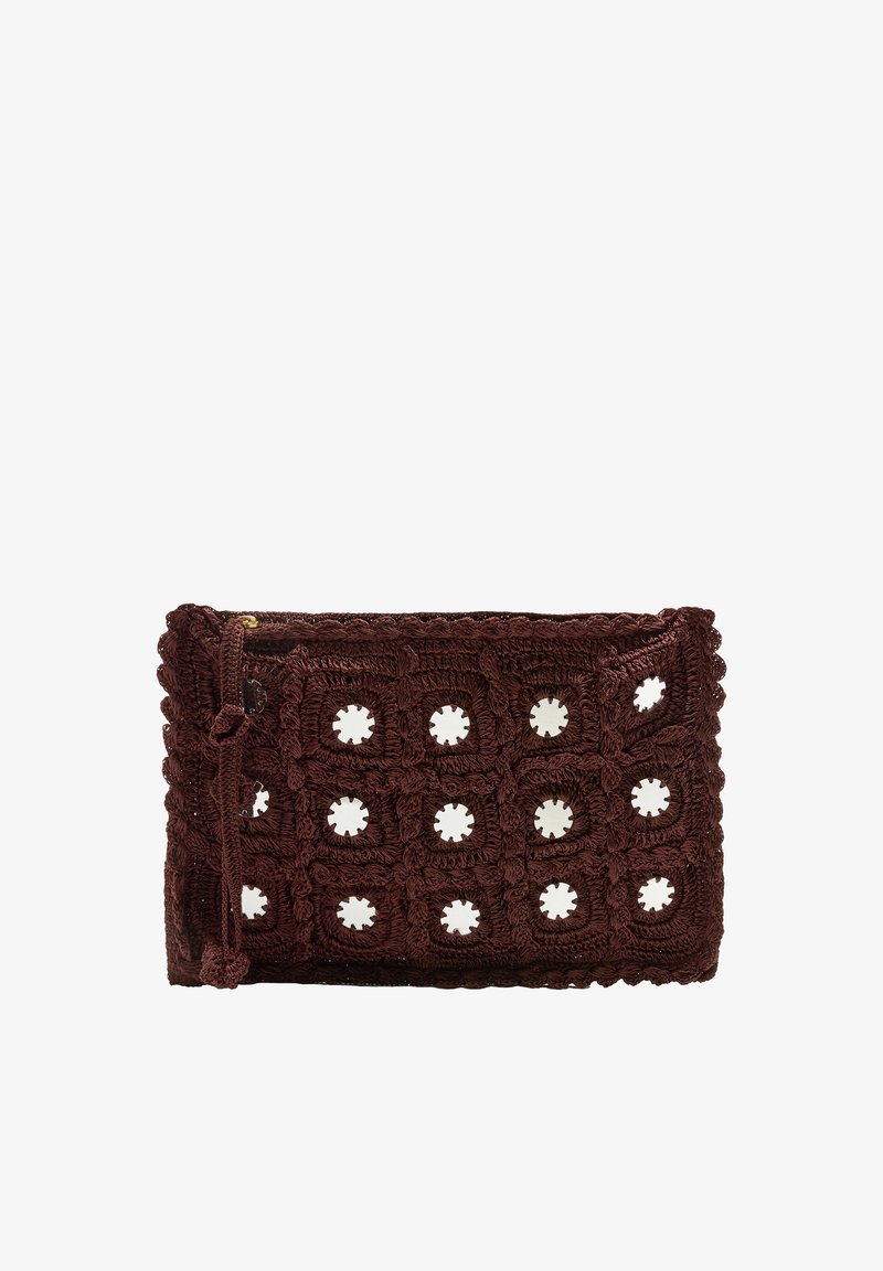 Burgundowa szydełkowa torba z kwadratowymi wzorami i okrągłymi wycięciami. Posiada zamek błyskawiczny i teksturowane wykończenie.