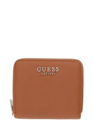 Petit portefeuille en cuir marron avec une fermeture éclair argentée et un logo Guess en métal avec "EST 1981" au centre avant.