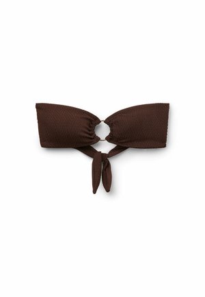 Hnědý bandeau bikini top s texturovanou látkou, se středovým kroužkem a vázacími detaily na zadní straně pro nastavitelné přizpůsobení.