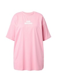 Różowa, oversize'owa koszulka wykonana z bawełny, z krótkimi rękawami, z napisem "ICED MATCHA" w białym kolorze na piersi. Gładka tekstura.