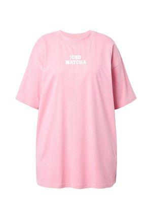 Roze oversized t-shirt van katoen met korte mouwen, met "ICED MATCHA" in het wit op de borst gedrukt. Gladde textuur.