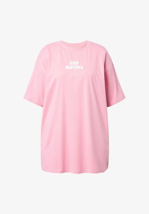 Roze oversized t-shirt van katoen met korte mouwen, met "ICED MATCHA" in het wit op de borst gedrukt. Gladde textuur.