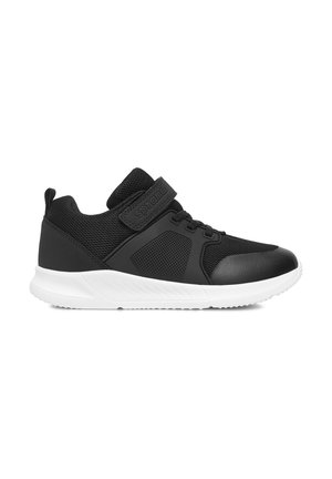 Schwarzer Sportschuh mit Mesh- und synthetischem Obermaterial, weißer Sohle, Schnürsenkeln und einem Klettverschluss oben mit dem Markennamen.