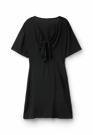 Schwarzes Kleid aus leichtem Stoff, mit kurzen Ärmeln, einer Schleifendetail am Ausschnitt und einem fließenden Rock.