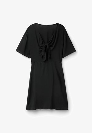 Schwarzes Kleid aus leichtem Stoff, mit kurzen Ärmeln, einer Schleifendetail am Ausschnitt und einem fließenden Rock.