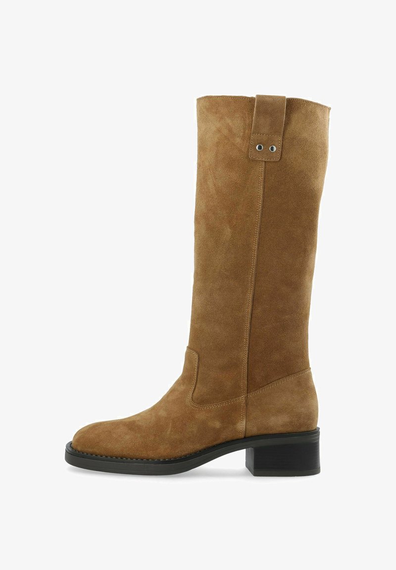Botte mi-mollet en daim marron avec talon bloc bas noir et languette avec deux œillets métalliques sur le côté extérieur.