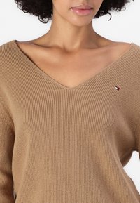 Tommy Hilfiger Džemperis - safari canvas
