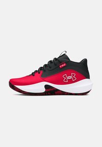 Chaussure de sport rouge avec des accents noirs, tige texturée, semelle intermédiaire blanche rembourrée et semelle extérieure noire à motifs. Présente des lacets et un logo.