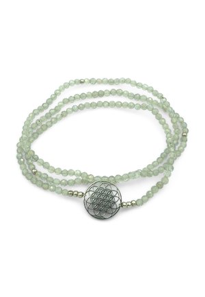 Collana a tre fili di perline traslucide verde chiaro con una chiusura rotonda in argento che presenta un motivo geometrico del fiore della vita.