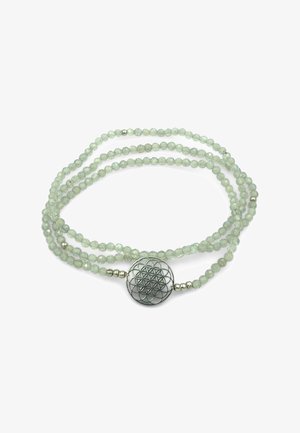 Collana a tre fili di perline traslucide verde chiaro con una chiusura rotonda in argento che presenta un motivo geometrico del fiore della vita.