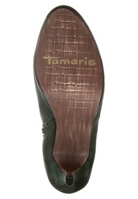 Zielona zamszowa podeszwa z teksturowanym brązowym wykończeniem; wygrawerowane logo "Tamaris" oraz rozmiar "37" na spodzie; zaokrąglony kształt palców.