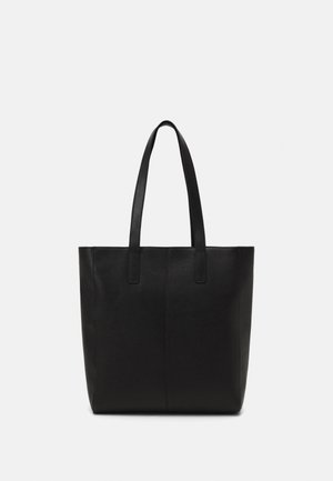 Zwarte tote bag van getextureerd materiaal, met twee lange handvatten en een eenvoudig, minimalistisch ontwerp zonder zichtbare hardware.
