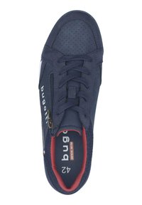 Granatowe trampki z teksturowanej tkaniny, sznurowane z przodu, z zamkiem błyskawicznym po boku i czerwonym wnętrzem. Na boku logo "bugatti". Rozmiar oznaczony jako 42.