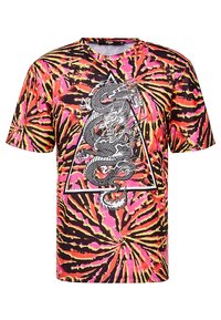 Tričko s krátkým rukávem s barevným vzorem tie-dye v růžové, oranžové a černé barvě, které má uprostřed černobílou grafiku draka uvnitř trojúhelníku.