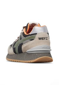 Sneaker con suede beige, rete nera, fascia verde oliva, interna arancione e suola grigia con macchie, marchiato W6YZ sul tallone e sulla suola.