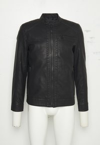 Giacca nera in ecopelle con spalle trapuntate, chiusura frontale con zip, tasca sul petto con zip e colletto con bottone a pressione su un manichino bianco.