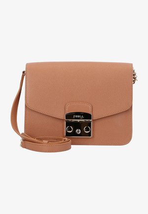 Læder crossbody taske i fersken med fold-over låg, metall hardware og en aftagelig rem. Tekstureret overflade med logo detalje på låsen.