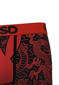 Boxeri cu un model roșu și negru, având un design cu dragon, cu un elastic roșu elastic și text logo negru.