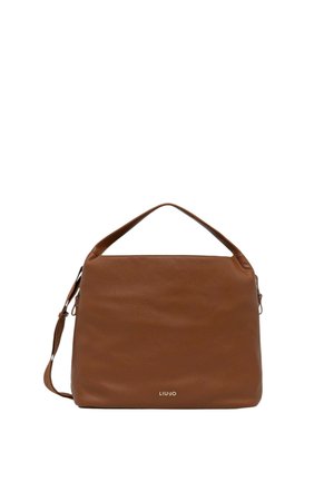 Bolso de mano de cuero marrón con forma rectangular, asa corta, correa ajustable y un logo en la parte frontal. Textura suave, diseño minimalista.