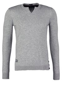 Pull gris clair à manches longues avec col en V, poignets et ourlet côtelés, petit patch logo en bas à gauche et trois boutons sur le côté inférieur droit.