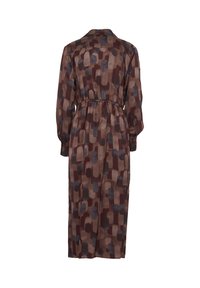 Robe longue, marron à motifs avec une ceinture à la taille, présentant des formes abstraites dans des teintes plus sombres et plus claires. Col simple et manches à revers.