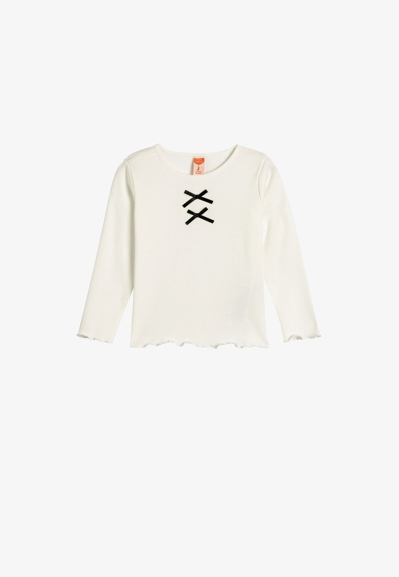 Weißes Langarmoberteil mit rundem Ausschnitt und gewelltem Saum. Verfügt über zwei schwarze Bandakzente, die ein "X"-Muster auf der Vorderseite bilden.