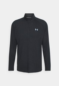 Svart långärmad skjorta med halv dragkedja, tillverkad av lättviktigt material, med en liten blå Under Armour-logotyp på vänster bröst.