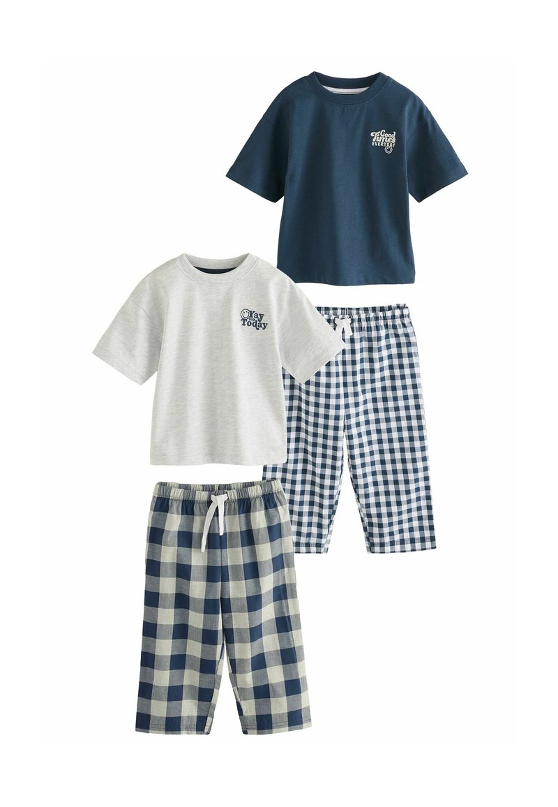 Deux T-shirts à manches courtes en bleu marine et gris clair, ainsi qu'un pantalon de pyjama à carreaux en bleu marine et crème, tous fabriqués en tissu doux.