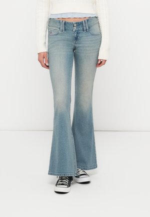 TREND DROP FAIRFAX BACK BUCKLE FLARE - Kavbojke na zvonec - blue denim