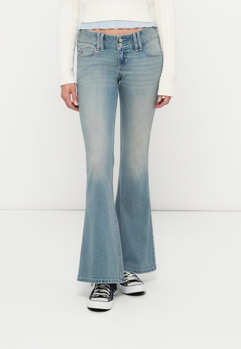 Φαρδιά τζιν σε ανοιχτό μπλε χρώμα με μέση σε μεσαίο ύψος, διακοσμημένα με πέντε τσέπες, ξεθωριασμένο πλύσιμο και διακριτικές λεπτομέρειες ραφής.