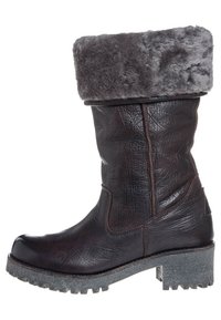 Hnědé kožené vysoké boty s šedým umělým kožešinovým lemem, texturovaným povrchem a robustní gumovou podrážkou. Disponují vyztuženou špičkou a bočním šitím.