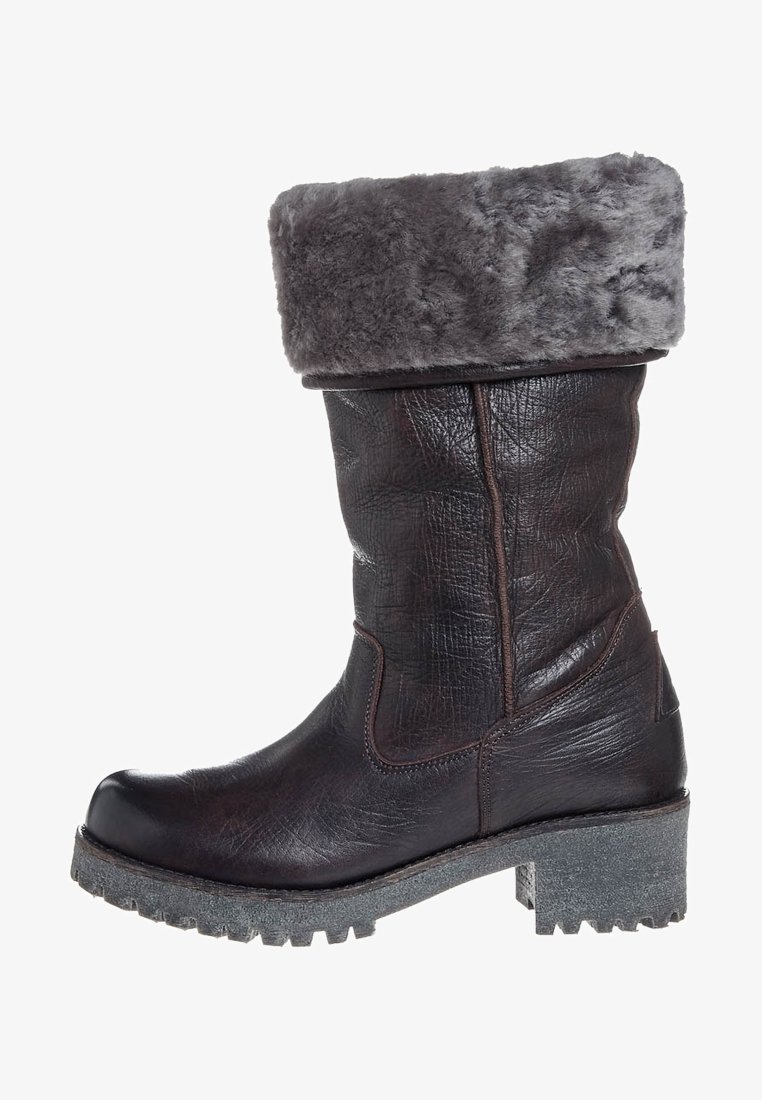 Hnědé kožené vysoké boty s šedým umělým kožešinovým lemem, texturovaným povrchem a robustní gumovou podrážkou. Disponují vyztuženou špičkou a bočním šitím.