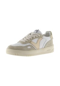 Sneaker a basso profilo con sovrapposizioni in suede beige, pannelli in pelle bianca, logo laterale beige, suola crema e linguetta posteriore glitter dorato.