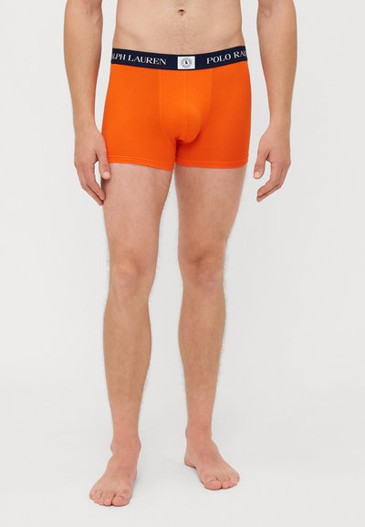 Boxeri pentru bărbați din bumbac portocalie strălucitor, având o bandă de talie de culoare bleumarin închis cu logo-ul "POLO RALPH LAUREN". Croială clasică, textură netedă.